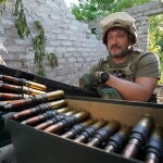 Un soldado ucraniano con munición en Jarkov