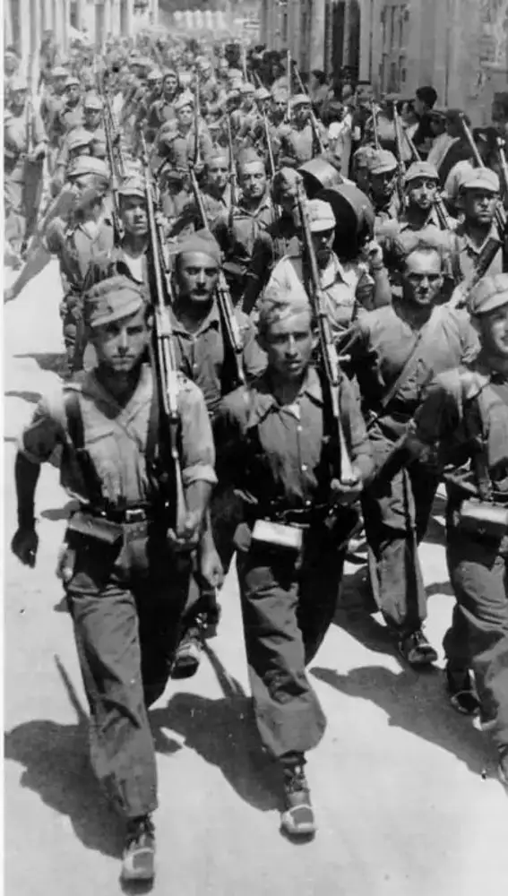 Desfile de brigadistas en el frente de Aragón