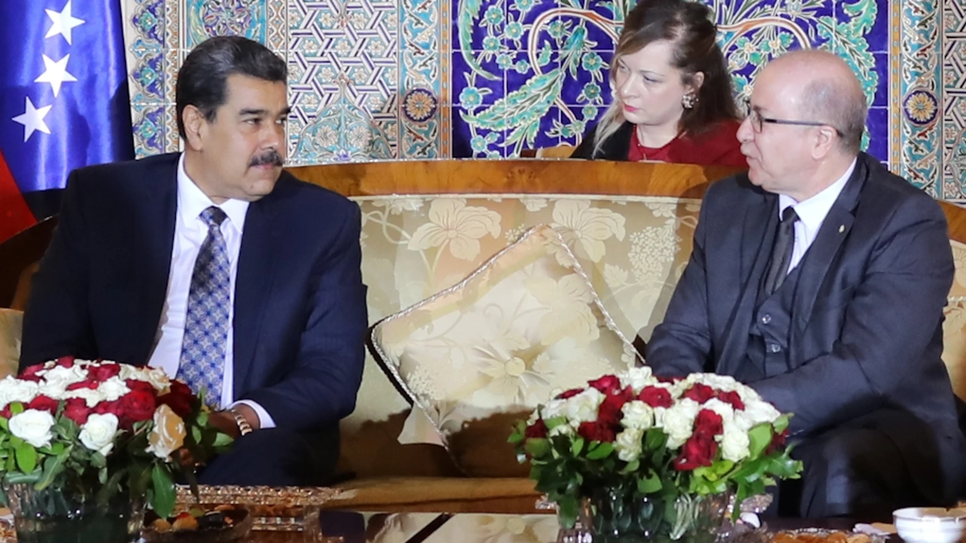 Nicolás Maduro, junto al primer ministro argelino, Aimene Benabderrahmane, ayer en Argel
