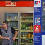 Una persona tras pagar el combustible este jueves en una gasolinera de Bilbao
