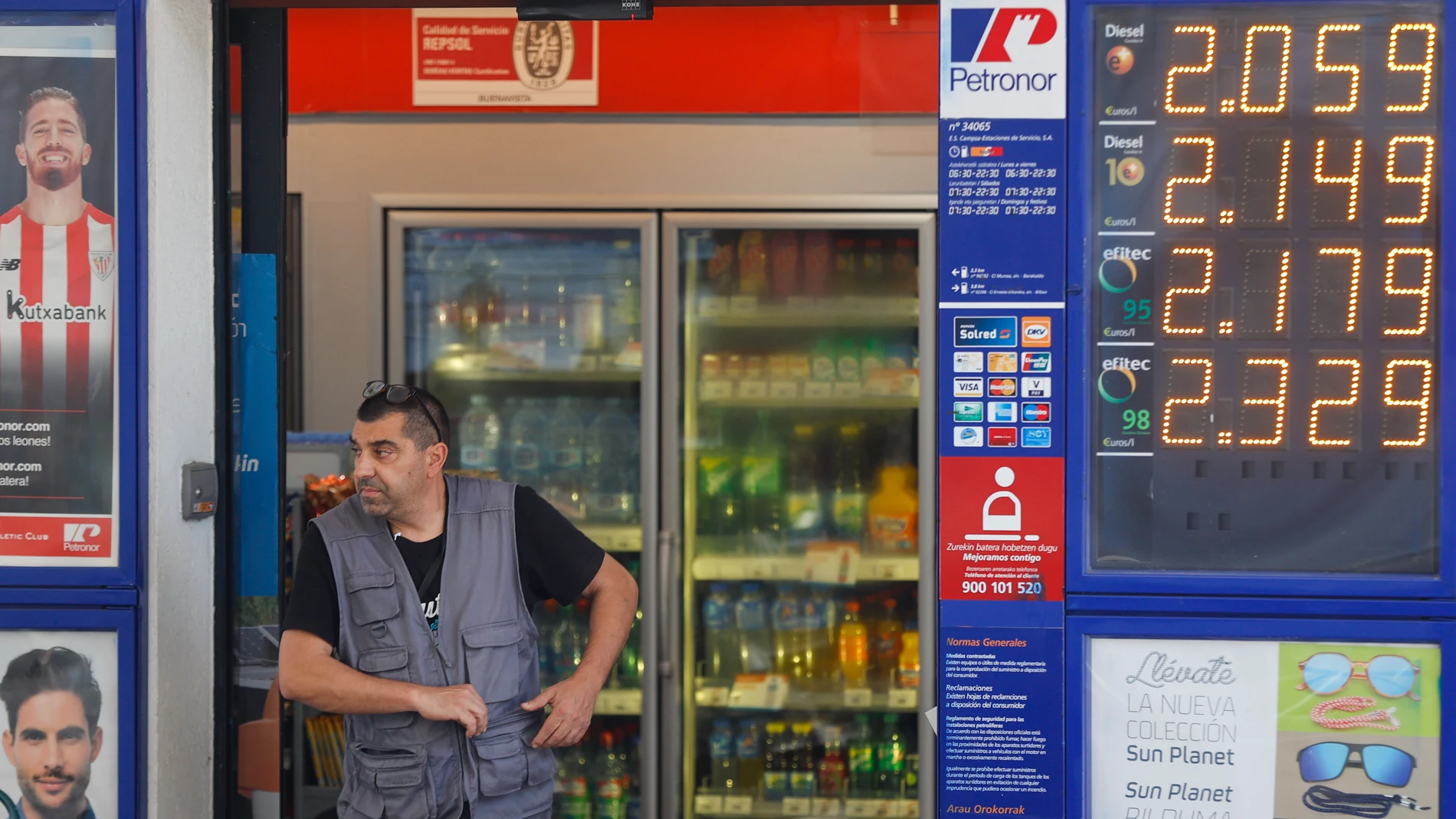 Una persona tras pagar el combustible este jueves en una gasolinera de Bilbao