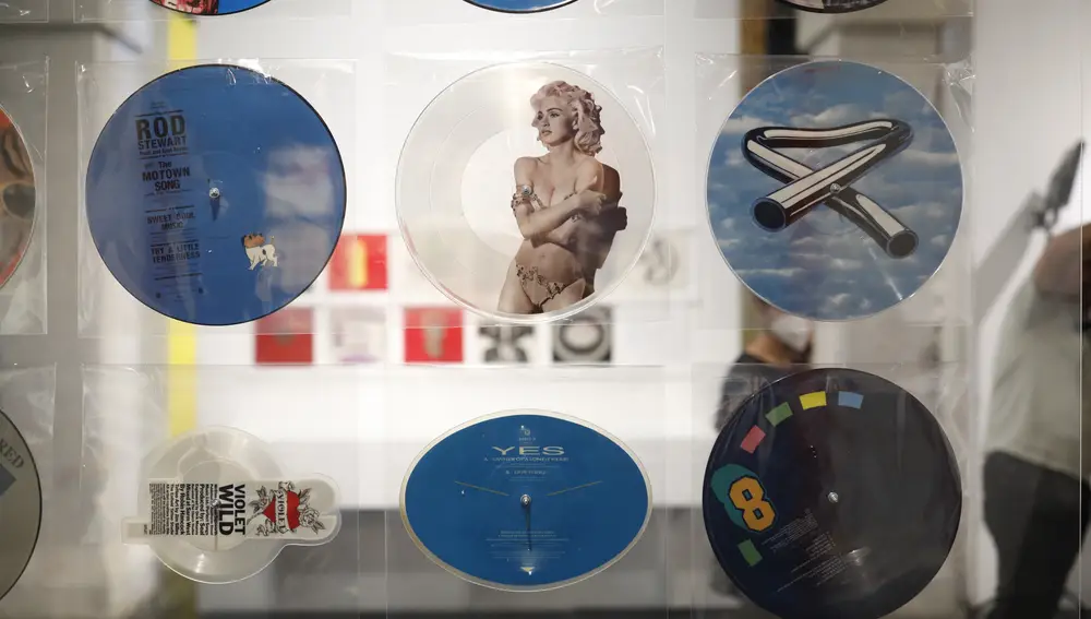 Exposicion de discos de vinilos de Plasticos y Decibelios en el Centro Cultural Conde Duque.