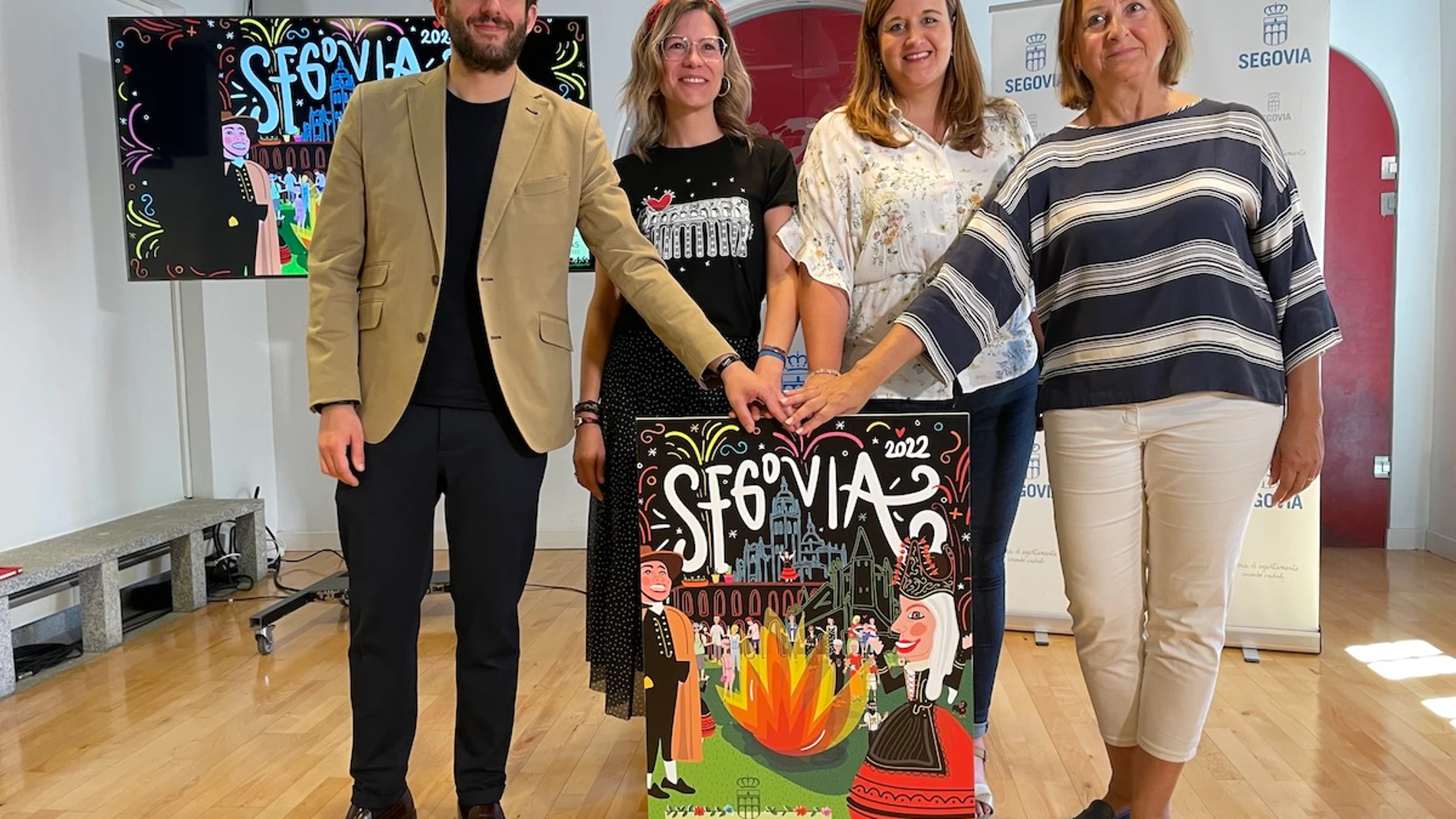Presentación de las fiestas de Segovia, con la alcaldesa Clara Martín y la autora del cartel anunciador, Leticia Velasco, entre otros