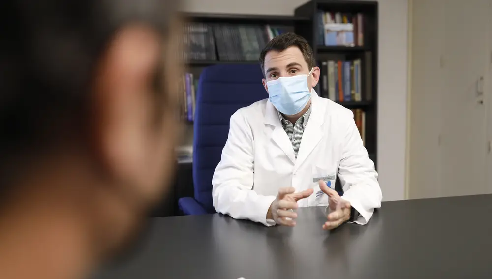El doctor Eliseo Vañó explica al paciente la tecnología
