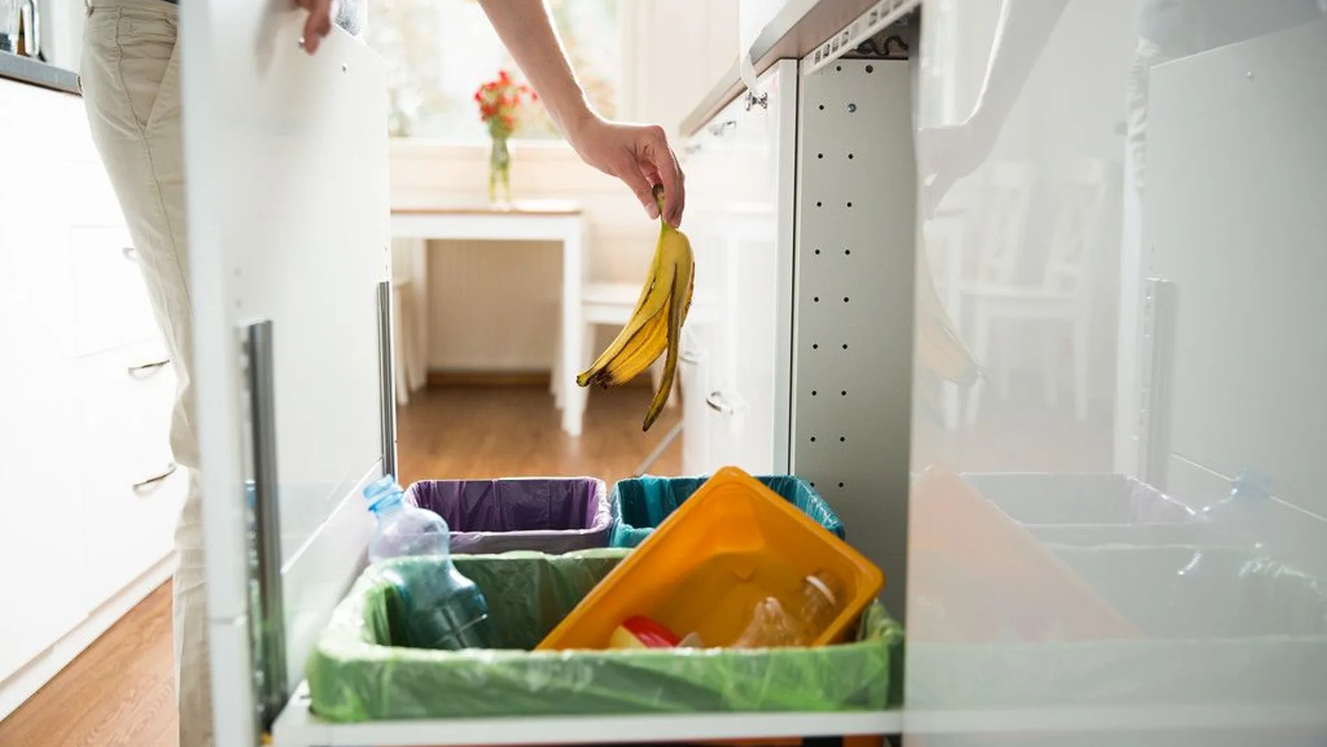 Tanto para hogares grandes como pequeños, existe una amplia gama de soluciones y trucos de bricolaje para ordenar ese espacio en casa que destinamos a separar los residuos domésticos