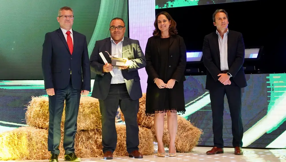 Gerardo Dueñas, Adriana Ulibarri y Gregorio Méndez hacen entrega de uno de los Premios