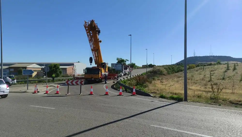 Una grúa procede a retirar el camión de la VA-30