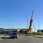 Una grúa procede a retirar el camión de la VA-30