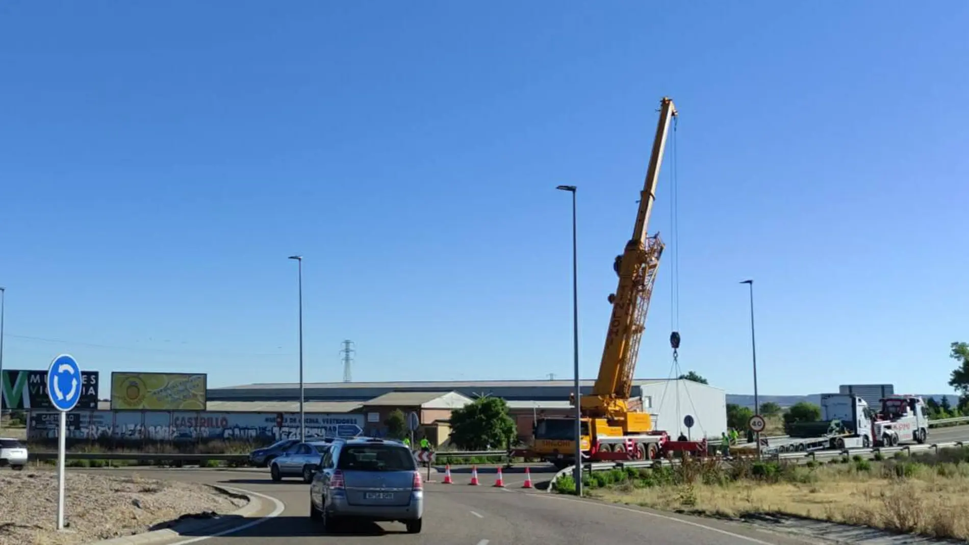 Una grúa procede a retirar el camión de la VA-30