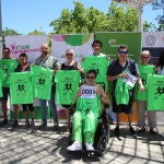 El responsable de relaciones institucionales de Iberdrola en Castilla y León, Ignacio Antolín, y el director del Tour Universo Mujer, Ignacio Solana, entregan los dorsales y camisetas de la carrera "Zamora, en forma por la igualdad"