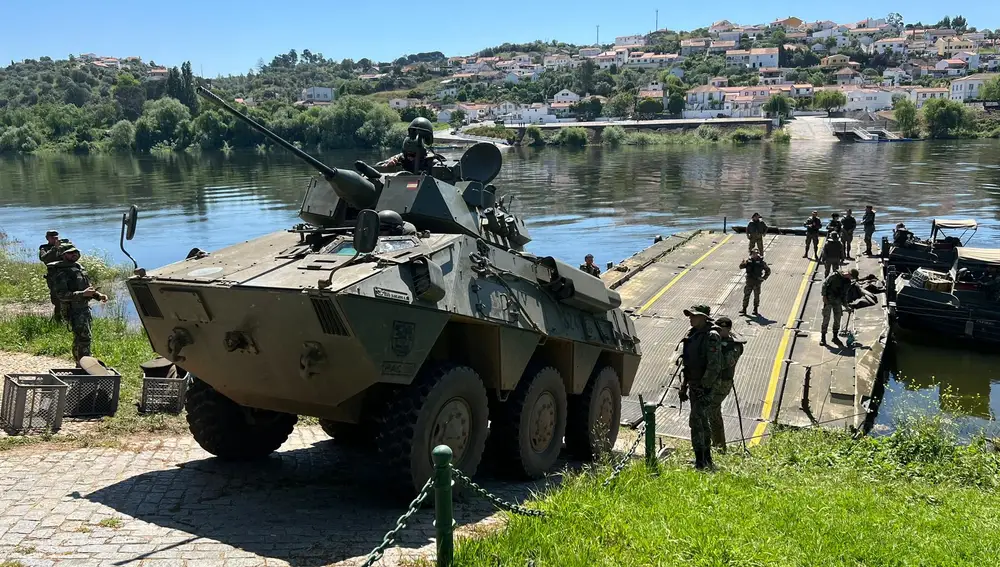 Brigada Extremadura junto a la Brigada Mecanizada y el Regimiento de Ingenieros nº 1 del Exército Português efectuan el paso del rio Tajo en Trancos