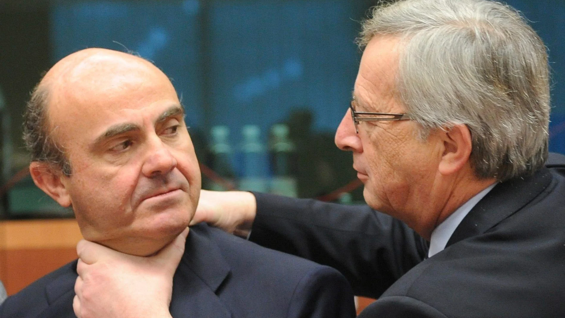 El presidente del Eurogrupo Jean-Claude Juncker (derecha) bromea con el ministro español de Economía, Luis de Guindos, al comienzo de la reunión del Eurogrupo en Bruselas, Bélgica, 12 de marzo de 2012