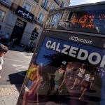 Las mínimas también serán elevadas, con valores entre los 20 y los 25 grados. En la imagen, un termómetro en el centro de Madrid