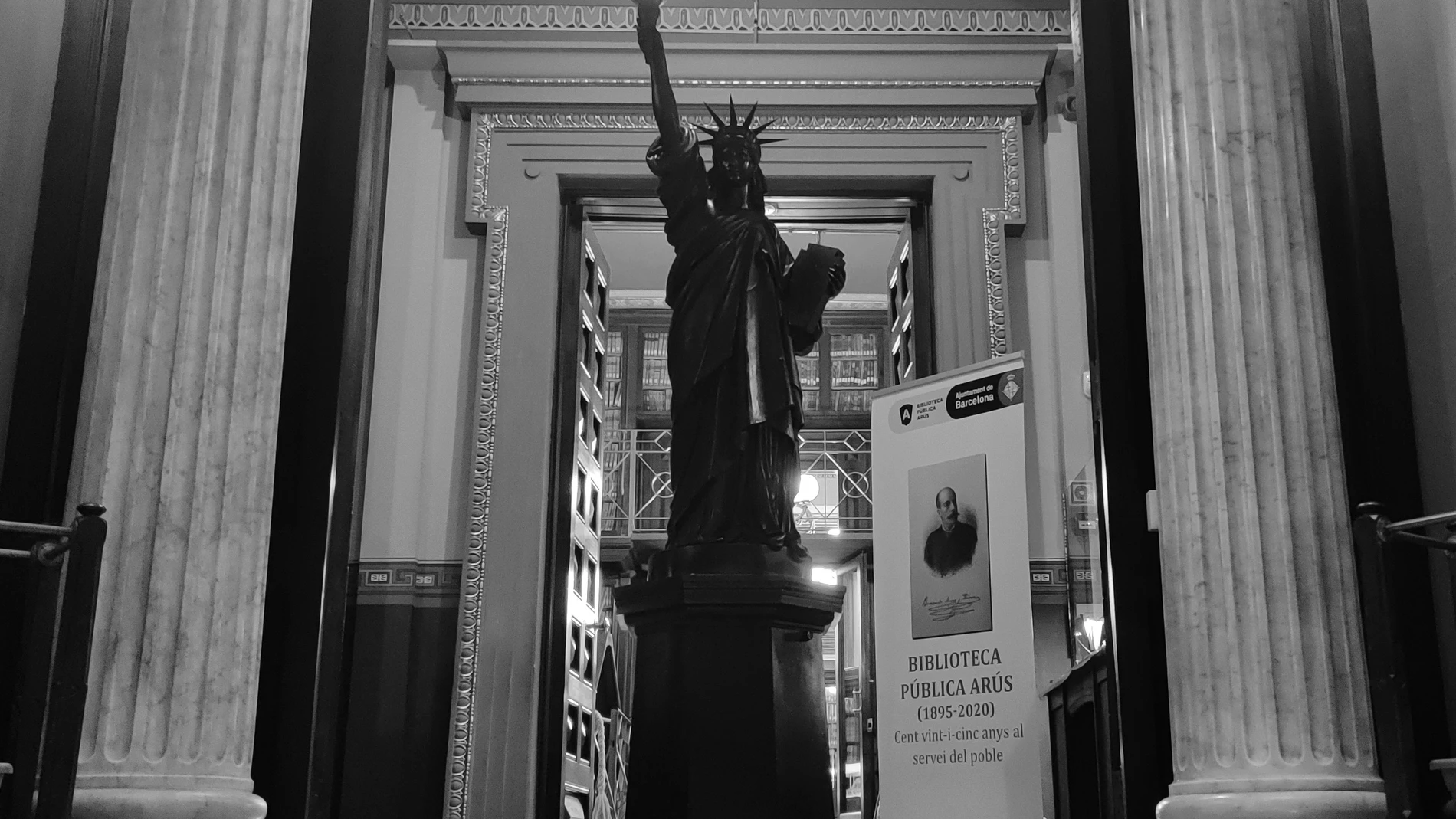 La Estatua de la Libertad de la biblioteca Arús, en el paseo san Juan de Barcelona