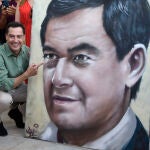 El presidente del PP de Andalucía y candidato a la reelección como presidente de la Junta, Juanma Moreno, posa junto a un grafiti con su rostro durante un mitin del Partido Popular en El Ejido (Almería). EFE/Carlos Barba