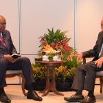 El secretario de Estado de Defensa de EEUU, Lloyd Austin, habla con su homólogo de Singaput Ng Eng Hen