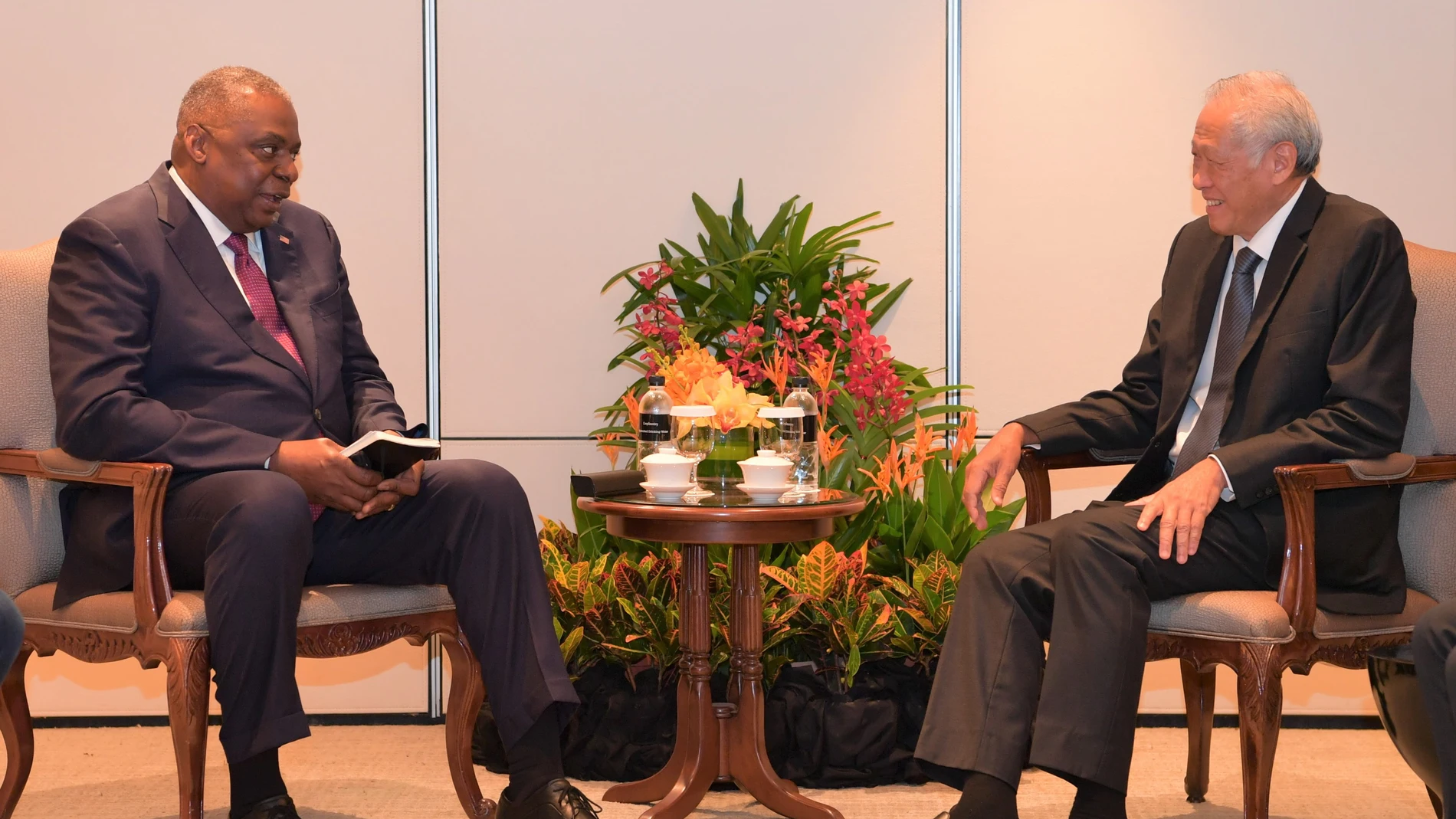 El secretario de Estado de Defensa de EEUU, Lloyd Austin, habla con su homólogo de Singaput Ng Eng Hen