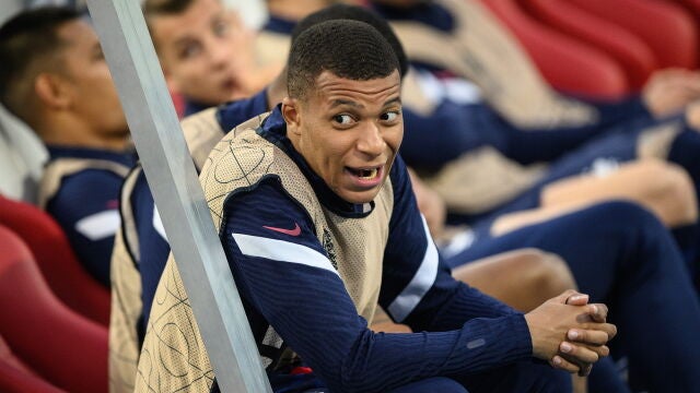 Mbappé, en el banquillo de Francia durante el partido ante Austria de la Liga de las Naciones