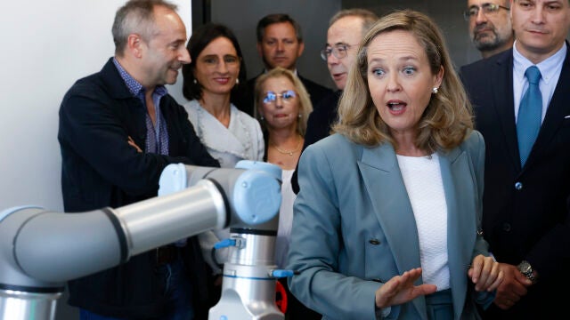 La vicepresidenta primera del Gobierno y ministra d Asuntos Económicos, Nadia Calviño, observa un robot en un taller del Centro Politécnico de Formación Profesional, en Santiago de Compostela