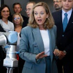 La vicepresidenta primera del Gobierno y ministra d Asuntos Económicos, Nadia Calviño, observa un robot en un taller del Centro Politécnico de Formación Profesional, en Santiago de Compostela
