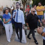 Una simpatizante se hace una fotografía con el cartel de Juanma Morero, en el acto electoral de campaña para los comicios autonómicos del próximo día 19 en Málaga. Álex Zea / Europa Press