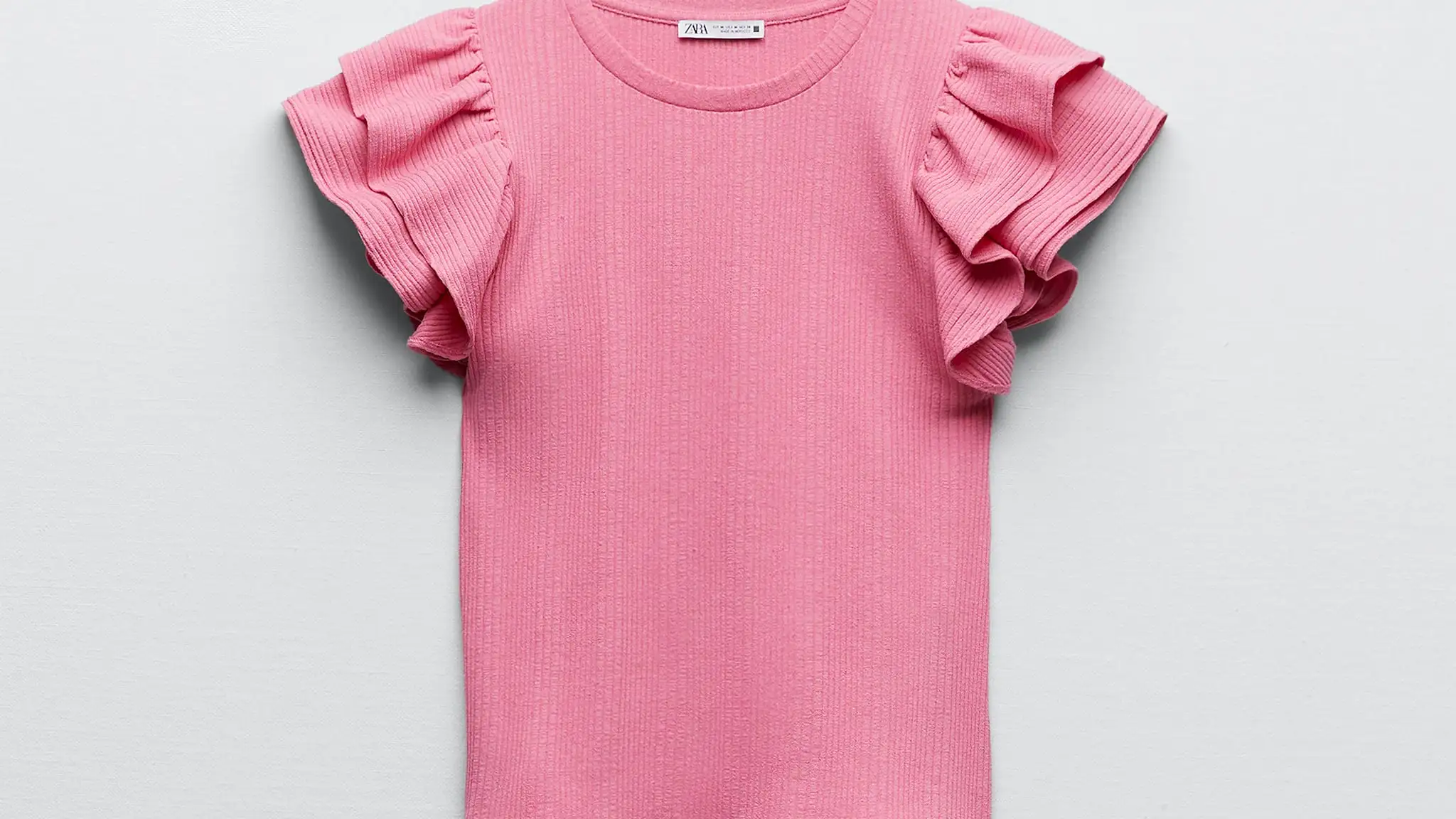 Camiseta rosa con volantes, de Zara