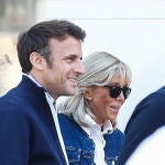 El presidente de Francia, Emmanuel Macron, pasea junto a su mujer Brigitte Macron en Le Touquet