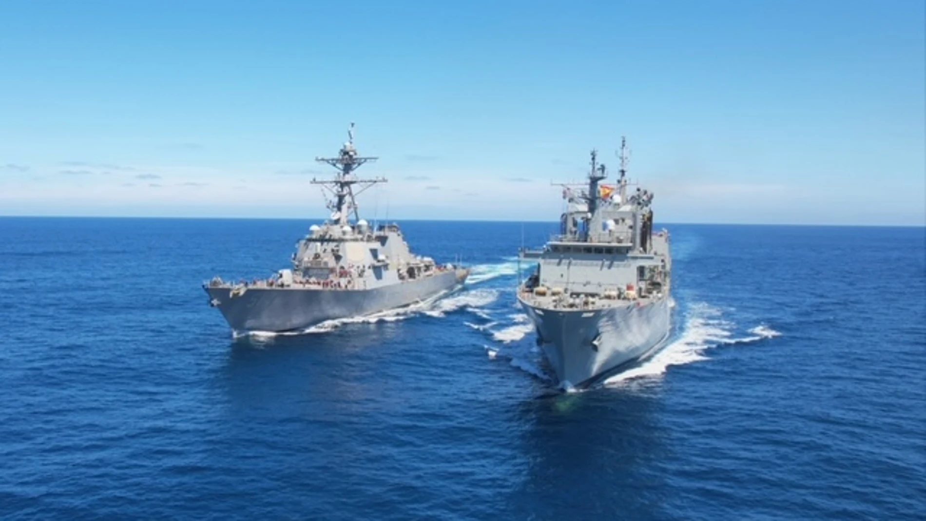 La fragata “Santa María” y el destructor norteamericano “USS Arleigh Burke” durante las maniobras