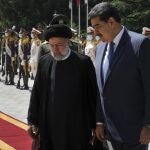 Nicolás Maduro y Ebrahim Raisi durante la ceremonia de bienvenida al dictador bolivariano en el Palacio Saadabad de Teherán