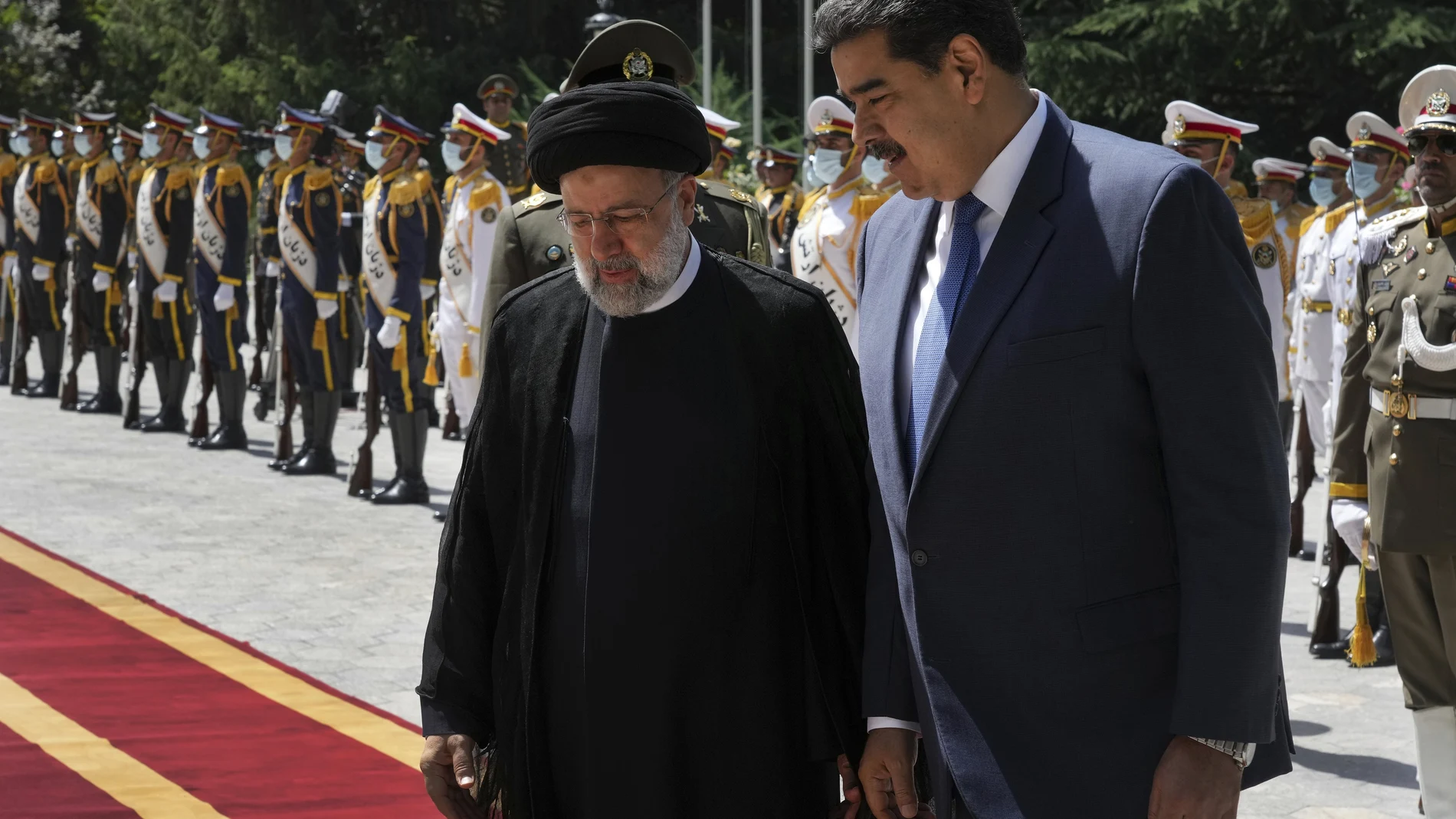 Nicolás Maduro y Ebrahim Raisi durante la ceremonia de bienvenida al dictador bolivariano en el Palacio Saadabad de Teherán