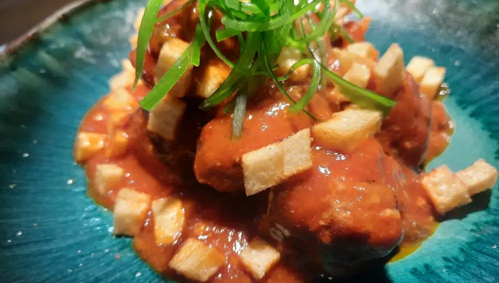 Albóndigas de bar con su clásica salsita y las inevitables patatitas fritas