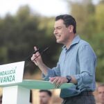El presidente del PP-A, Juanma Moreno, durante la clausura del mitin en campaña electoral. Álex Zea / Europa Press