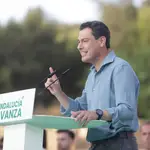 El presidente del PP-A, Juanma Moreno, durante la clausura del mitin en campaña electoral. Álex Zea / Europa Press