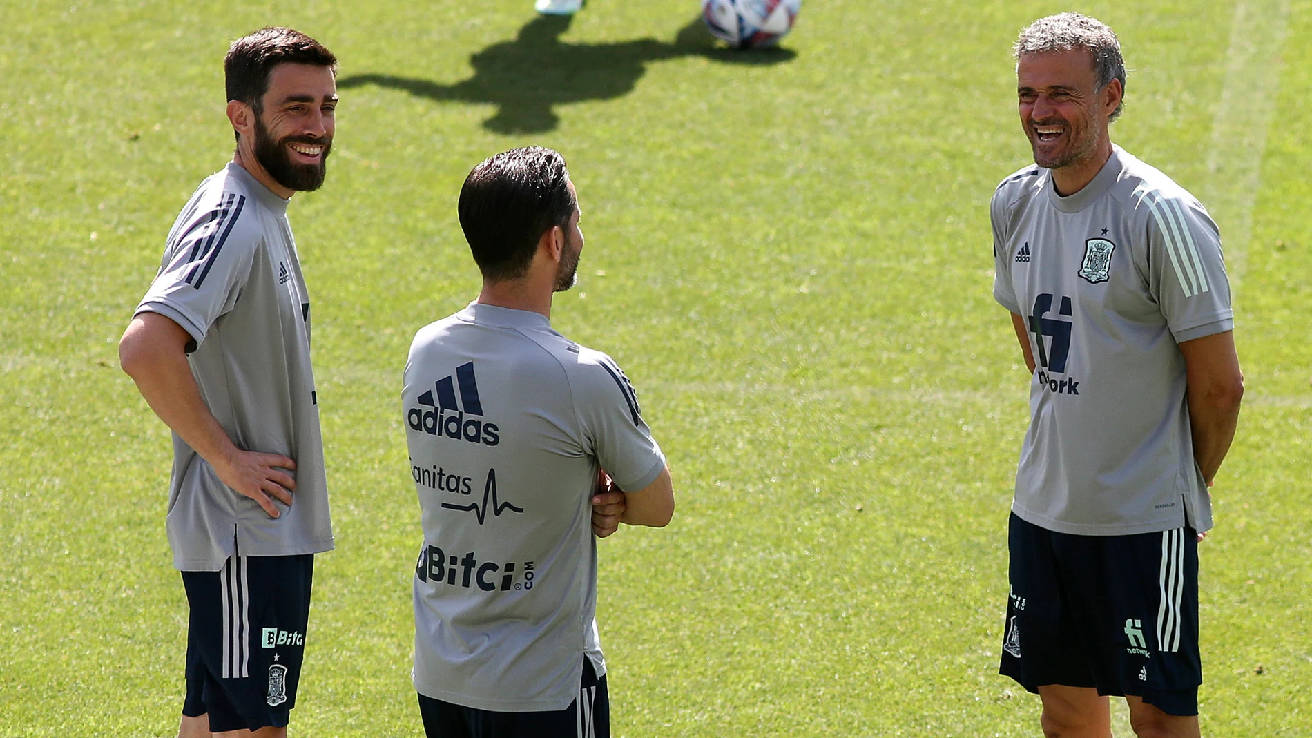 Luis Enrique habla con sus ayudantes sobre el césped de La Rosaleda