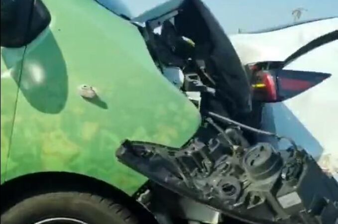 Captura de pantalla del vídeo en el que se ve el accidente de la furgoneta de Vox contra un coche
