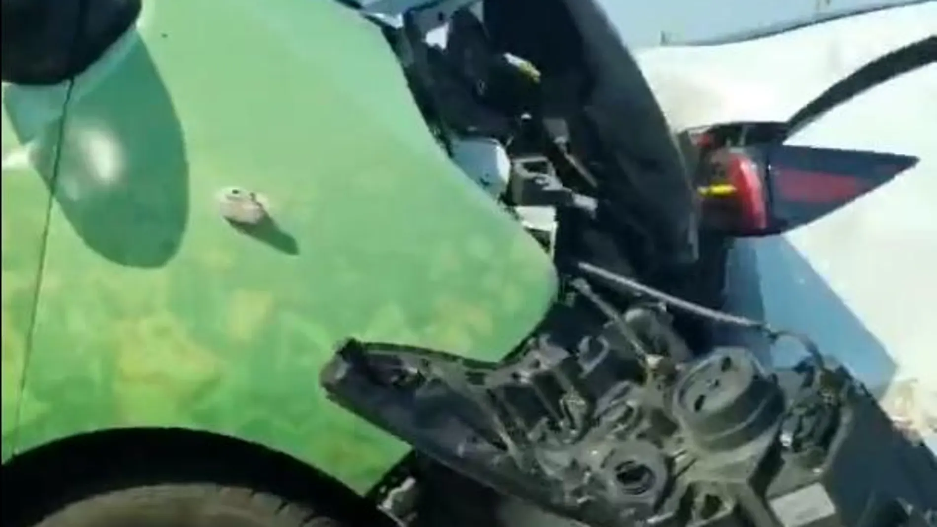 Captura de pantalla del vídeo en el que se ve el accidente de la furgoneta de Vox contra un coche
