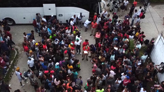 MEX6000. MAPASTEPEC (MÉXICO), 11/06/2022.- Fotografía tomada con un drone donde se observa el diálogo entre autoridades migratorias y migrantes, hoy, en el municipio de Mapastepec, en el estado de Chiapas (México). La caravana con miles de migrantes que avanzaba por el sur de México con la finalidad de llegar a Estados Unidos logró un acuerdo con autoridades de migración quienes prometieron Formas Migratorias Múltiples, lo que permitirá a los indocumentados transitar de manera libre en el país por al menos 30 días. EFE/ Juan Manuel Blanco