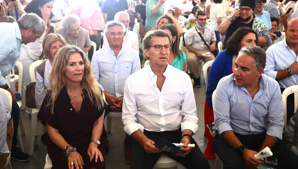 El presidente del Partido Popular, Alberto Núñez Feijóo (c), junto al coordinador general del PP, Elías Bendodo (d) y la candidata número uno por Cádiz, Ana Mestre. Nacho Frade / Europa Press