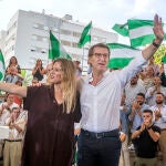 El presidente del PP, Alberto Núñez Feijóo junto a la candidata número uno por Cádiz, Ana Mestre durante un acto electoral de la formación, este domingo en Cádiz. EFE/Román Ríos.