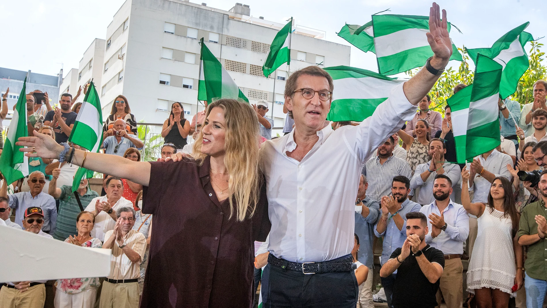 El presidente del PP, Alberto Núñez Feijóo junto a la candidata número uno por Cádiz, Ana Mestre durante un acto electoral de la formación, este domingo en Cádiz. EFE/Román Ríos.