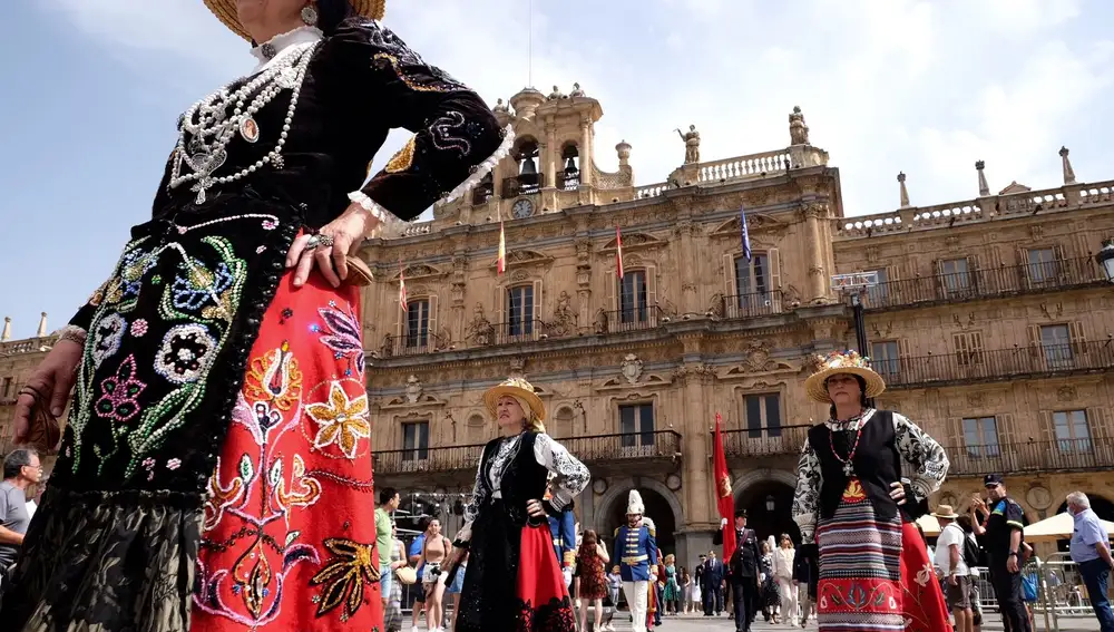 Desfile hasta la Catedral por los actos de la festividad de San Juan de Sahagún