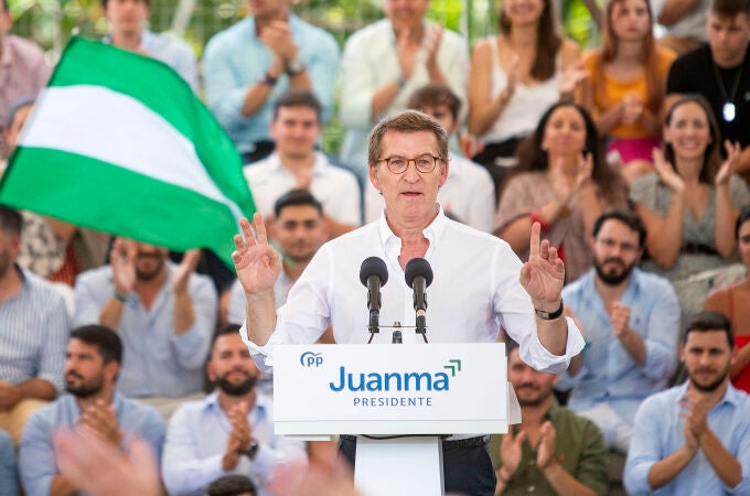 El presidente del PP, Alberto Núñez Feijóo durante un acto electoral de la formación de cara a las elecciones andaluzas el próximo 19 de junio, este domingo en Cádiz. EFE/Román Ríos.