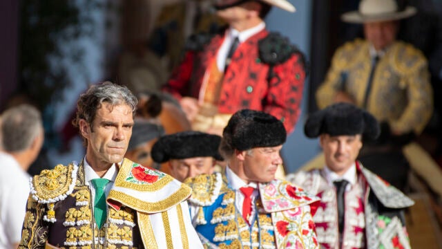 JAÉN, 12/06/2022.- El torero madrileño José Tomás (i) vuelve este domingo a hacer el paseíllo, después de tres años de inactividad, en la plaza de toros de Jaén, rodeado de una desbordante expectación que ha agotado desde hace semanas todas las localidades. En la foto, en el paseíllo. EFE/José Manuel Pedrosa