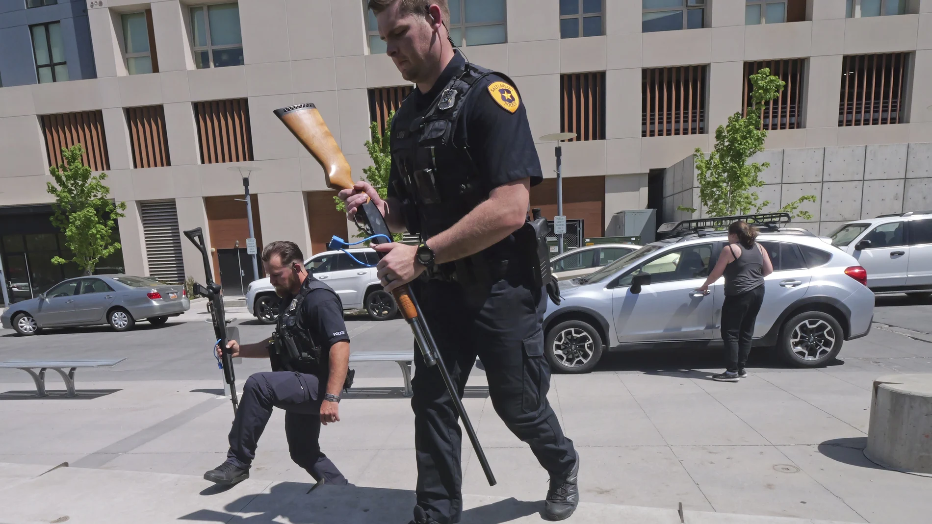 Una mujer entrega armas a los oficiales de policía de Salt Lake City durante una recompra para aquellos que querían sacar sus armas de fuego de circulación