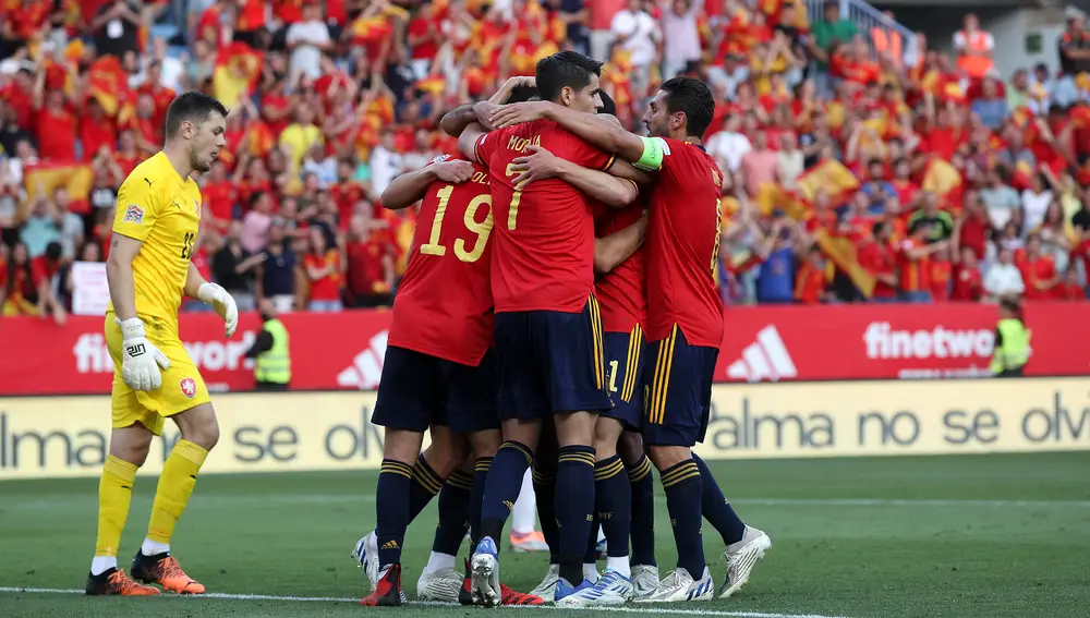 Los jugadores españoles celebran el primer gol que le marcaron a la República Checa