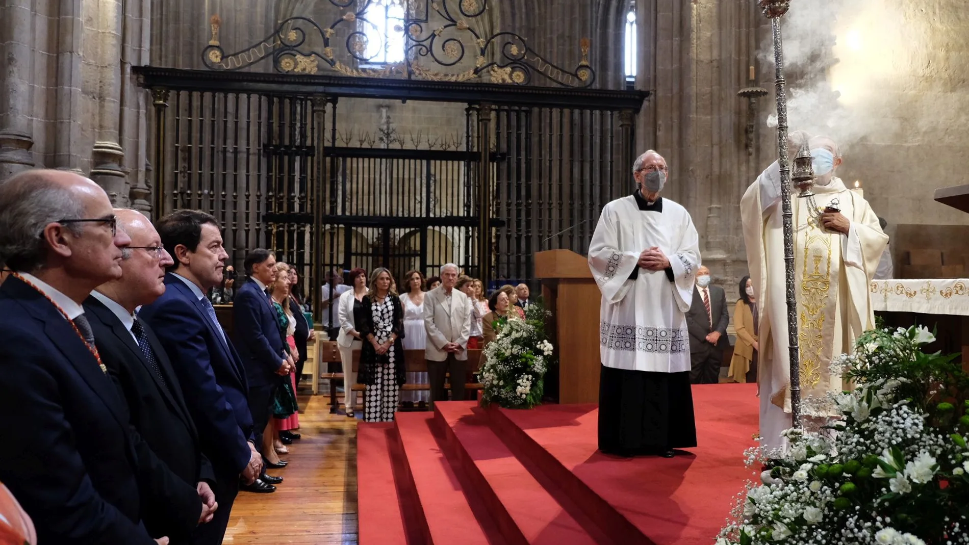 El presidente Fernández Mañueco asiste a la misa en la Catedral en honor al patrón San Juan de Sahagún junto a Enrique Cabero, Javier Iglesias y García-Carbayo