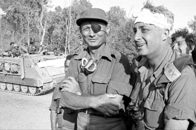 Moshe Dayan junto a Ariel Sharon en el Canal de Suez en octubre del 1973