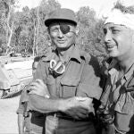 Moshe Dayan junto a Ariel Sharon en el Canal de Suez en octubre del 1973