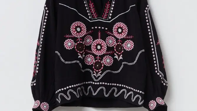 Blusa negra con estampado étnico.