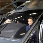 Emmanuel Macron, sentado a bordo de un Airbus H160M, ayer, en una feria de defensa en Villepinte, al norte de París